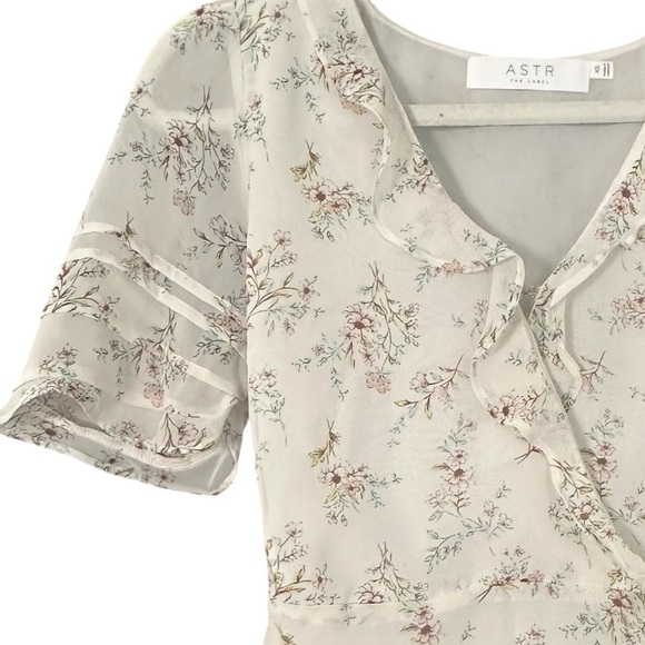 ASTR The Label Peplum Ruffle Wrap Floral Print Ivory Top Blouse Size XS - Picture 4 of 10